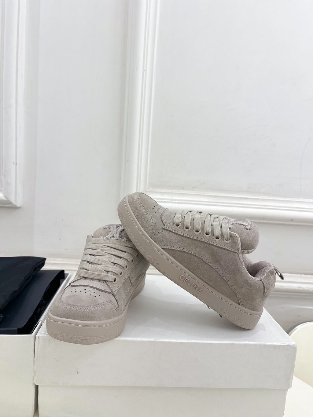 HUNTINGTON LOW LACE-UP SNEAKER IN PASTEL GRAY SUEDE AND MESH