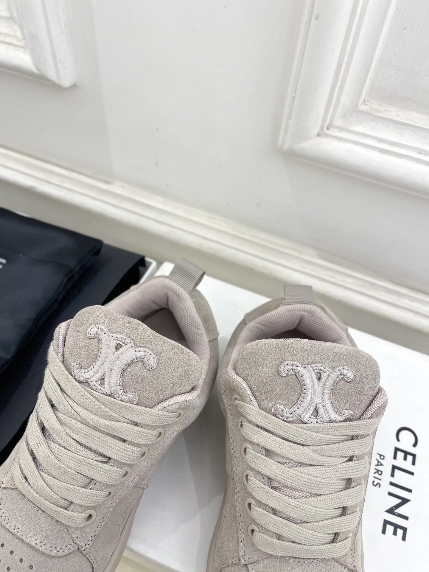 HUNTINGTON LOW LACE-UP SNEAKER IN PASTEL GRAY SUEDE AND MESH