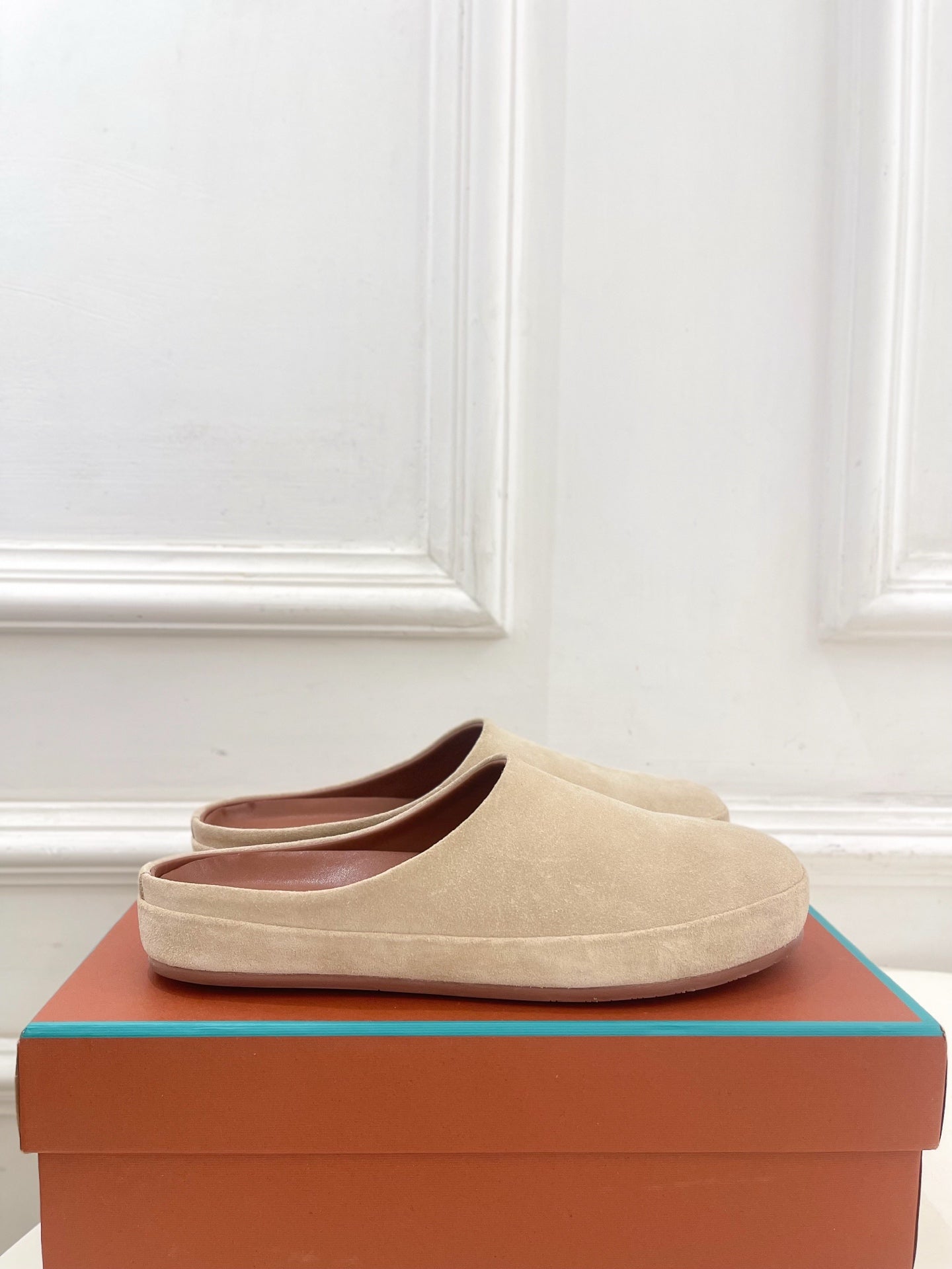 LP 25S MULES IN WARM BEIGE SUEDE