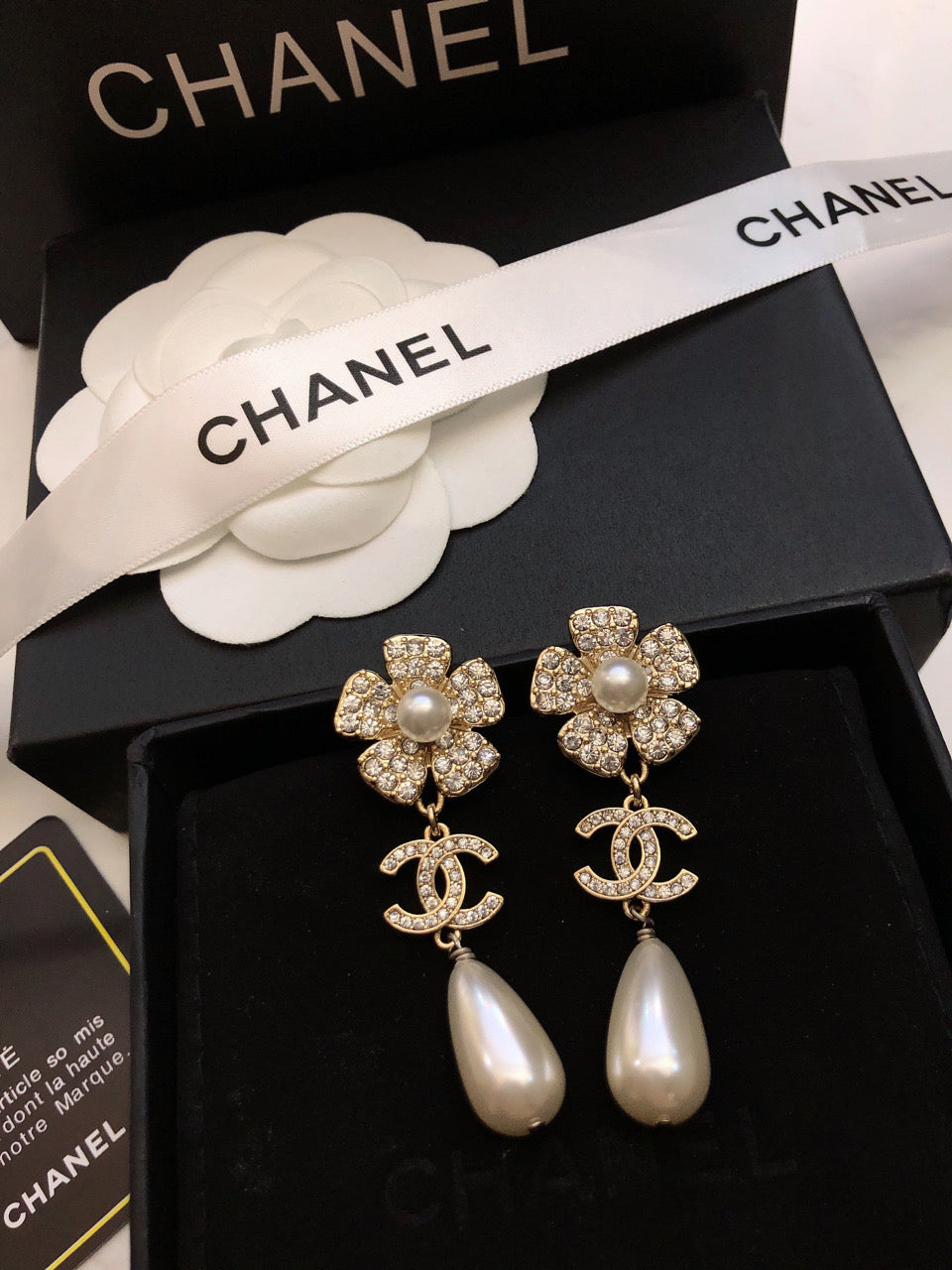 SUNFLOWER DOUBLE C EARRINGS IN GOLD METAL OVAL WHITE PEARLS AND CRYSTAL LOGO