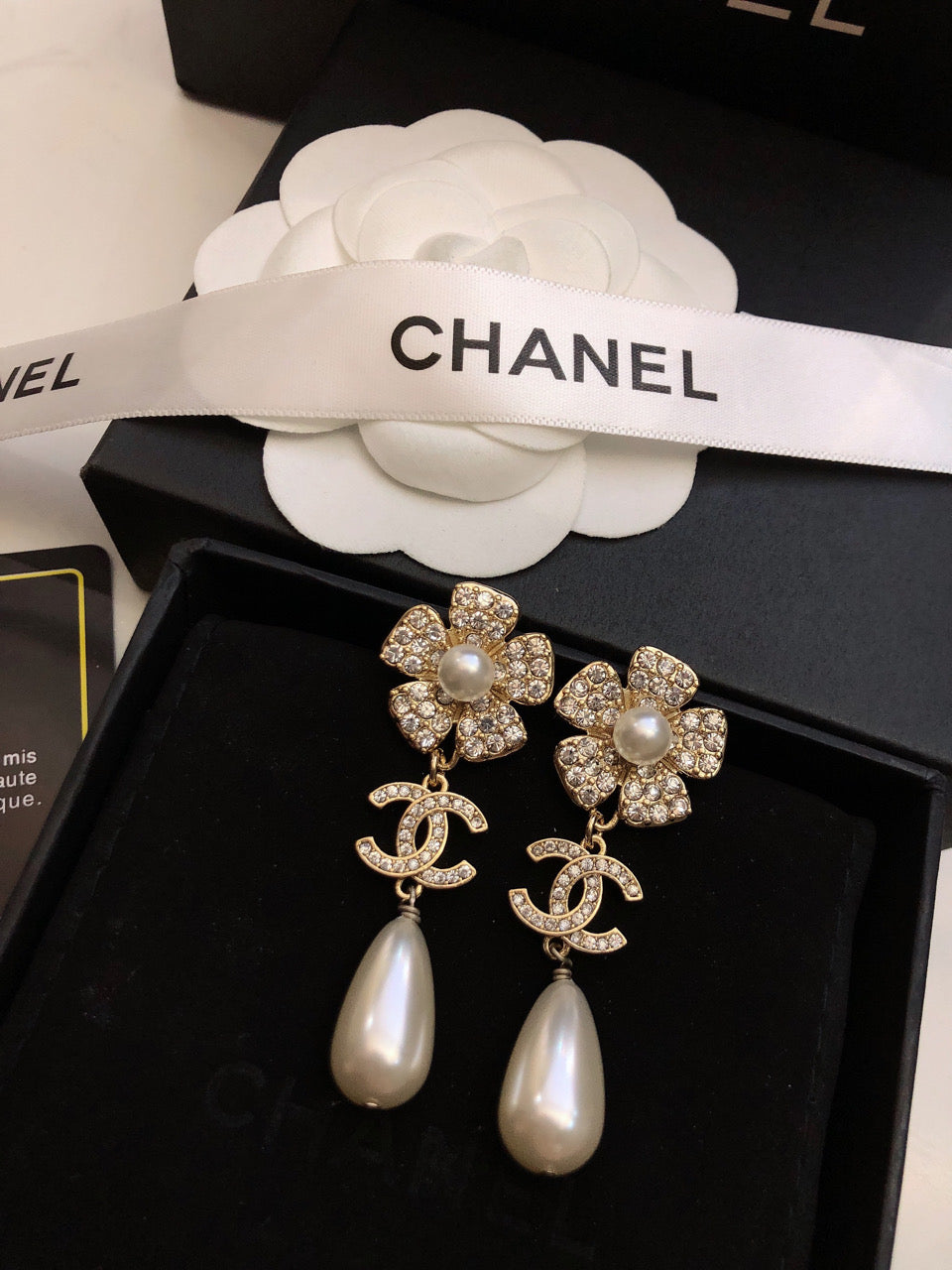 SUNFLOWER DOUBLE C EARRINGS IN GOLD METAL OVAL WHITE PEARLS AND CRYSTAL LOGO