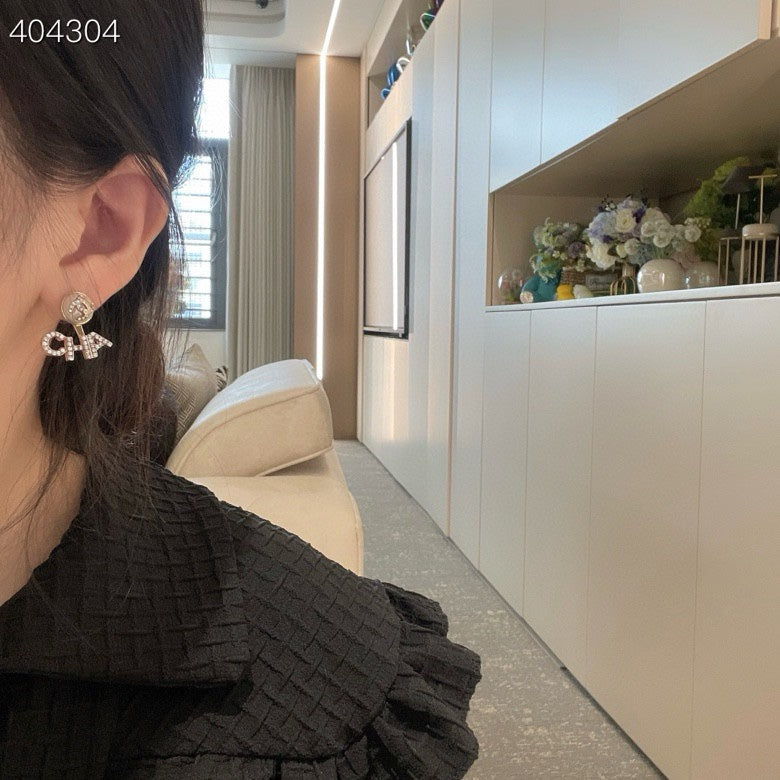 LETTERS CRYSTALS EARRINGS IN METAL GOLD WITH PEARLS