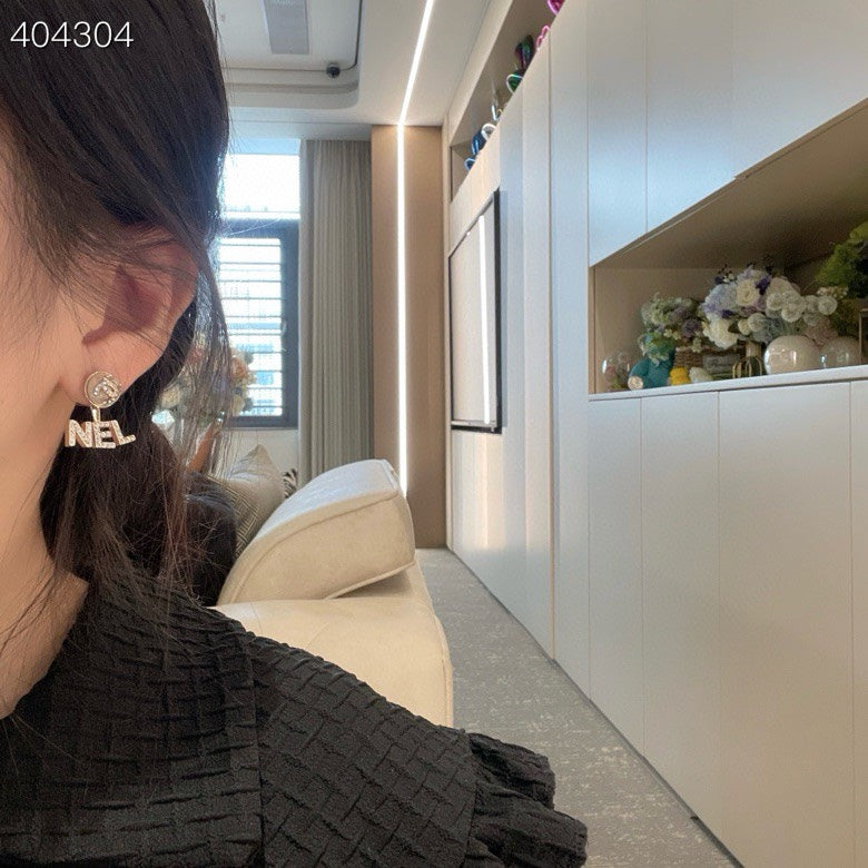 LETTERS CRYSTALS EARRINGS IN METAL GOLD WITH PEARLS