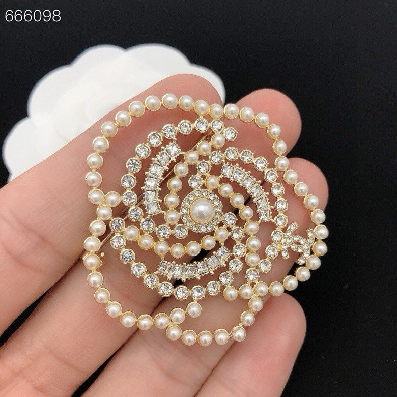 HOLIDAY SNOWFLAKE BROOCH IN WHITE PEARL AND CRYSTAL