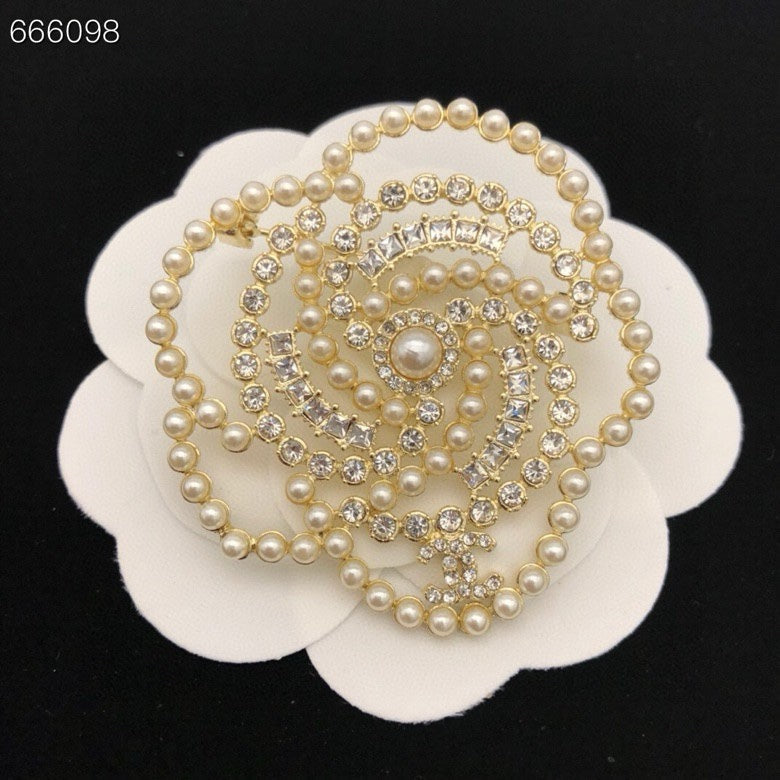 HOLIDAY SNOWFLAKE BROOCH IN WHITE PEARL AND CRYSTAL