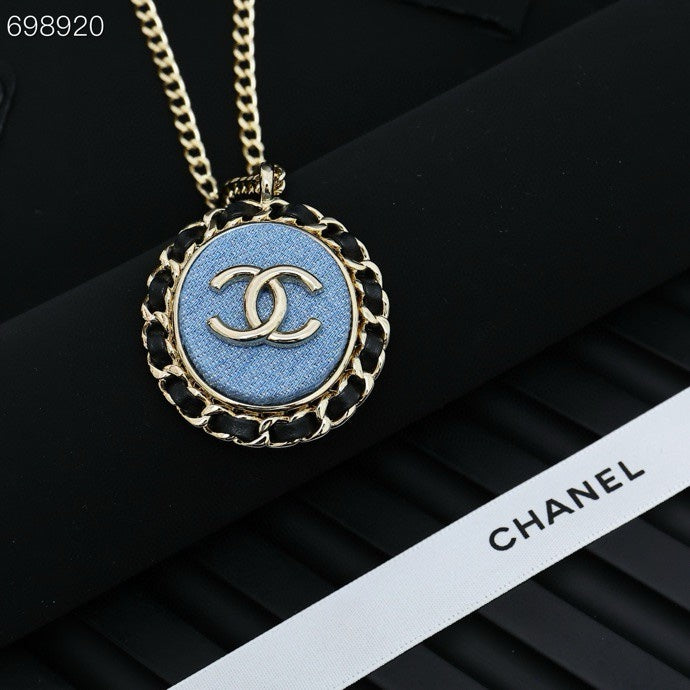 25P OVAL NECKLACE IN BLUE DENIM BLACK LEATHER-THREADED CHAIN