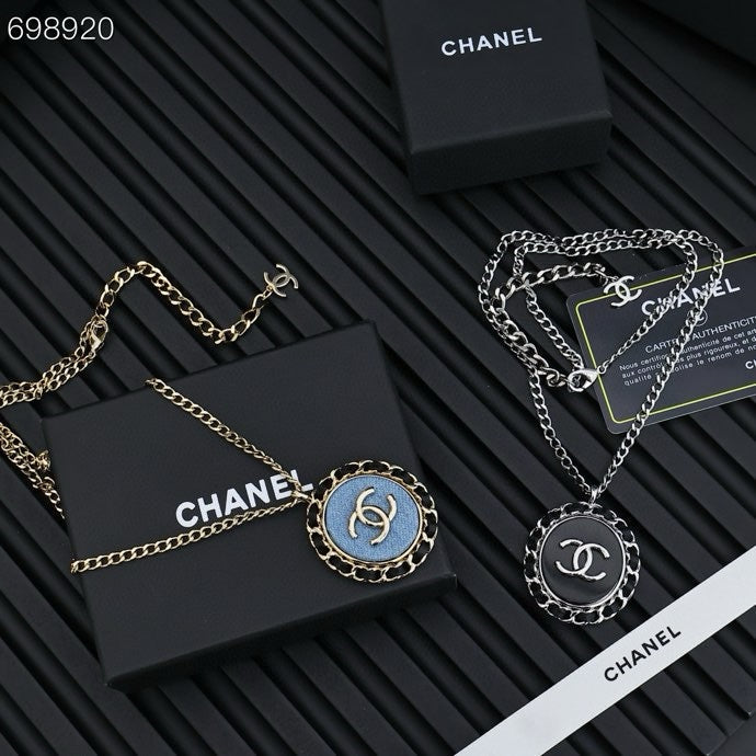 25P OVAL NECKLACE IN BLUE DENIM BLACK LEATHER-THREADED CHAIN