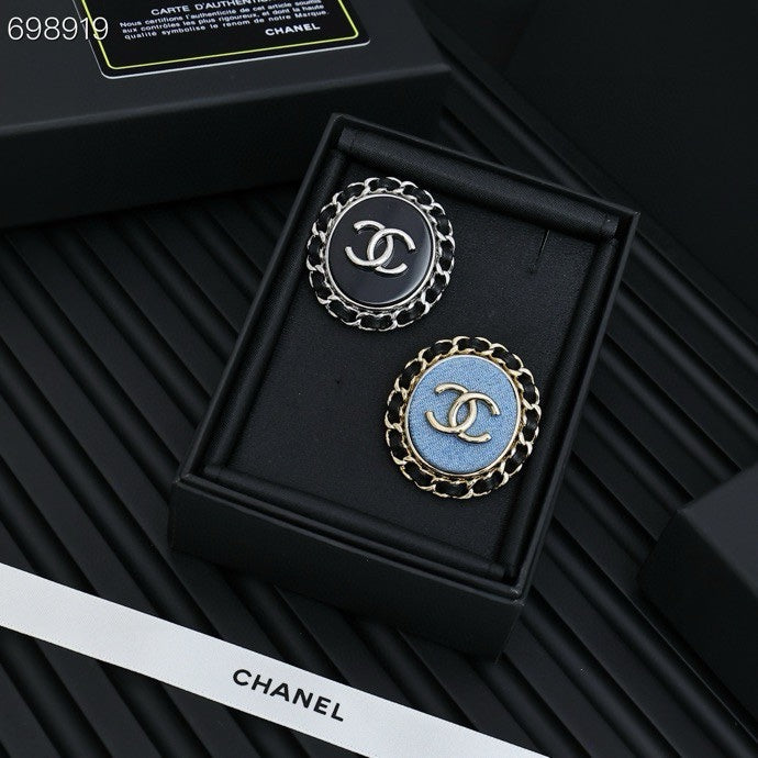 25P BROOCH IN BLUE DENIM BLACK LEATHER-THREADED OVAL