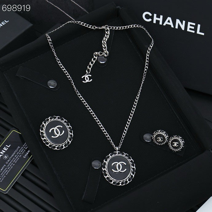 25P BROOCH IN BLUE DENIM BLACK LEATHER-THREADED OVAL