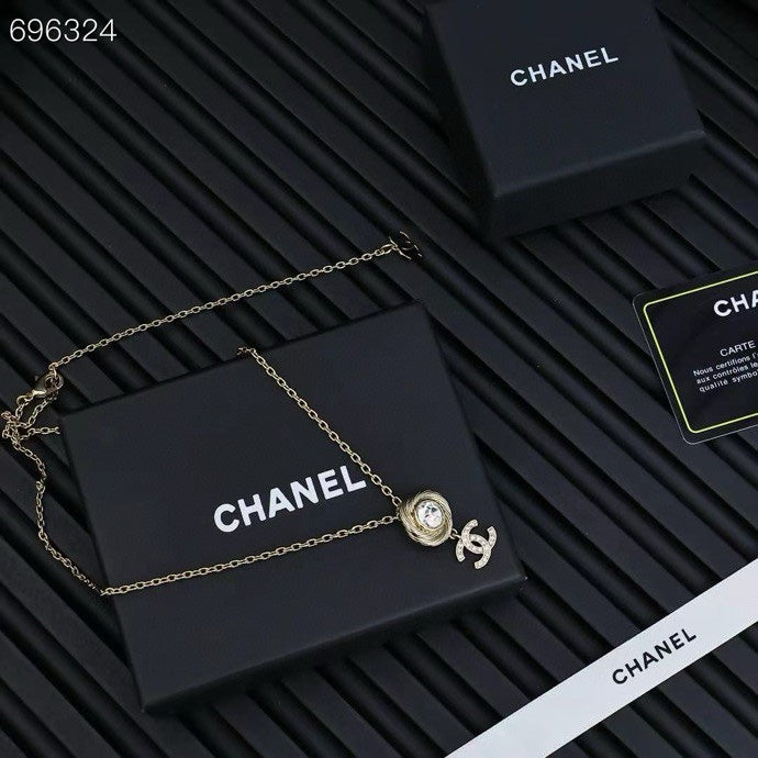 PENDANT NECKLACE IN GOLD TWISTED RIBBED DOUBLE C