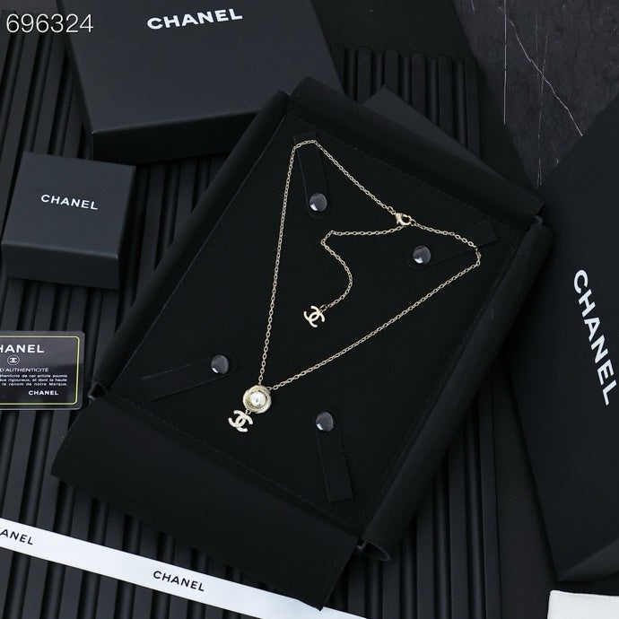 PENDANT NECKLACE IN GOLD TWISTED RIBBED DOUBLE C