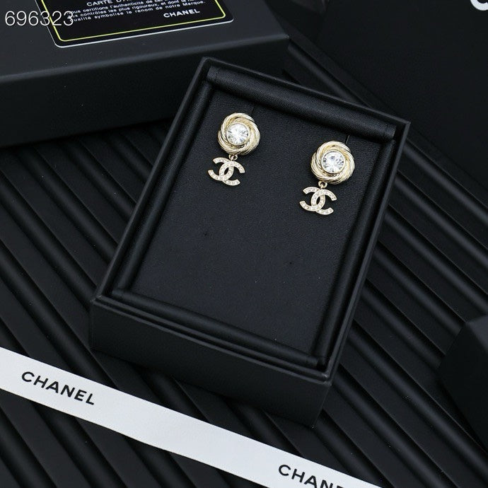 PENDANT EARRINGS IN GOLD METAL WHITE CRYSTAL TWISTED RIBBED DOUBLE C