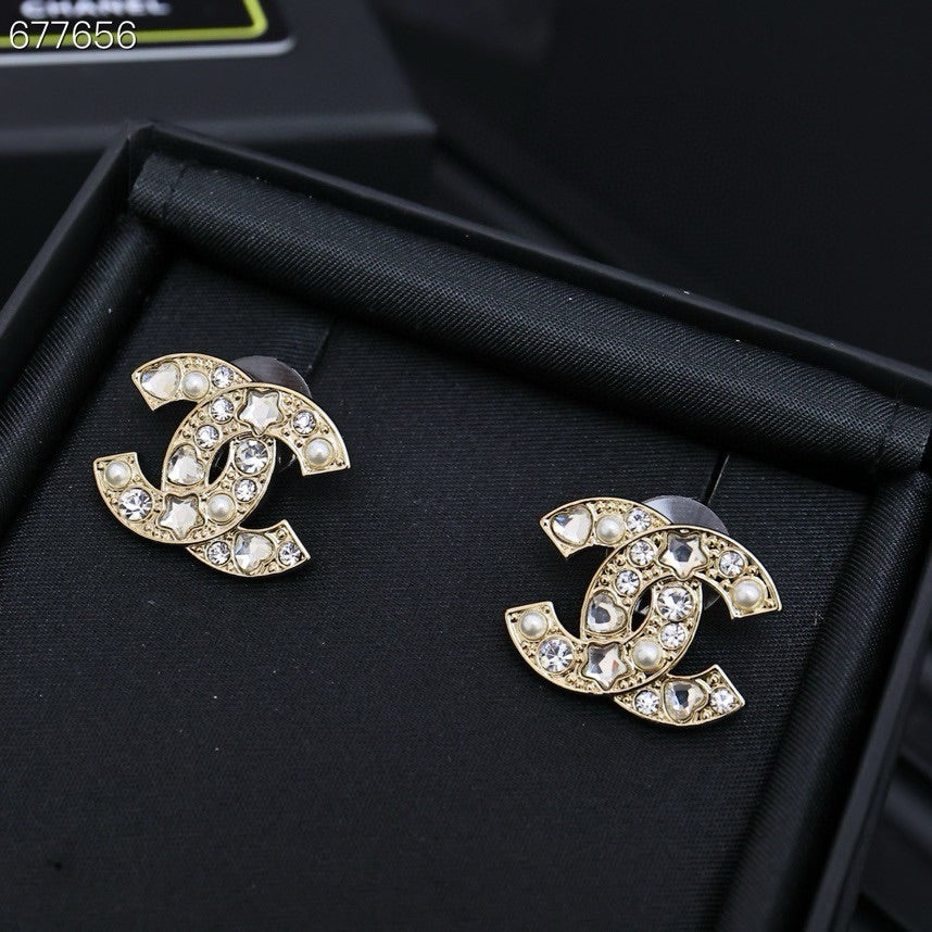 STUD EARRINGS IN GOLD METAL PEARLY WHITE AND CRYSTAL