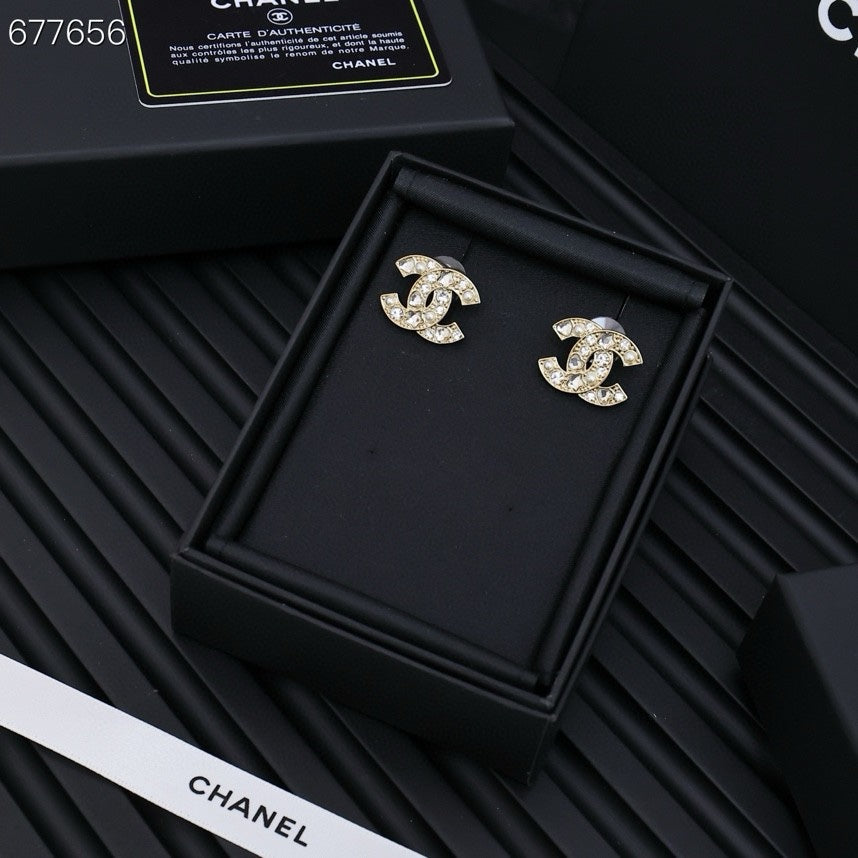 STUD EARRINGS IN GOLD METAL PEARLY WHITE AND CRYSTAL