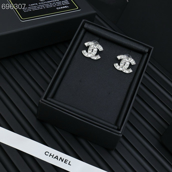 STUD EARRINGS IN SILVER METAL PEARLY WHITE AND CRYSTAL