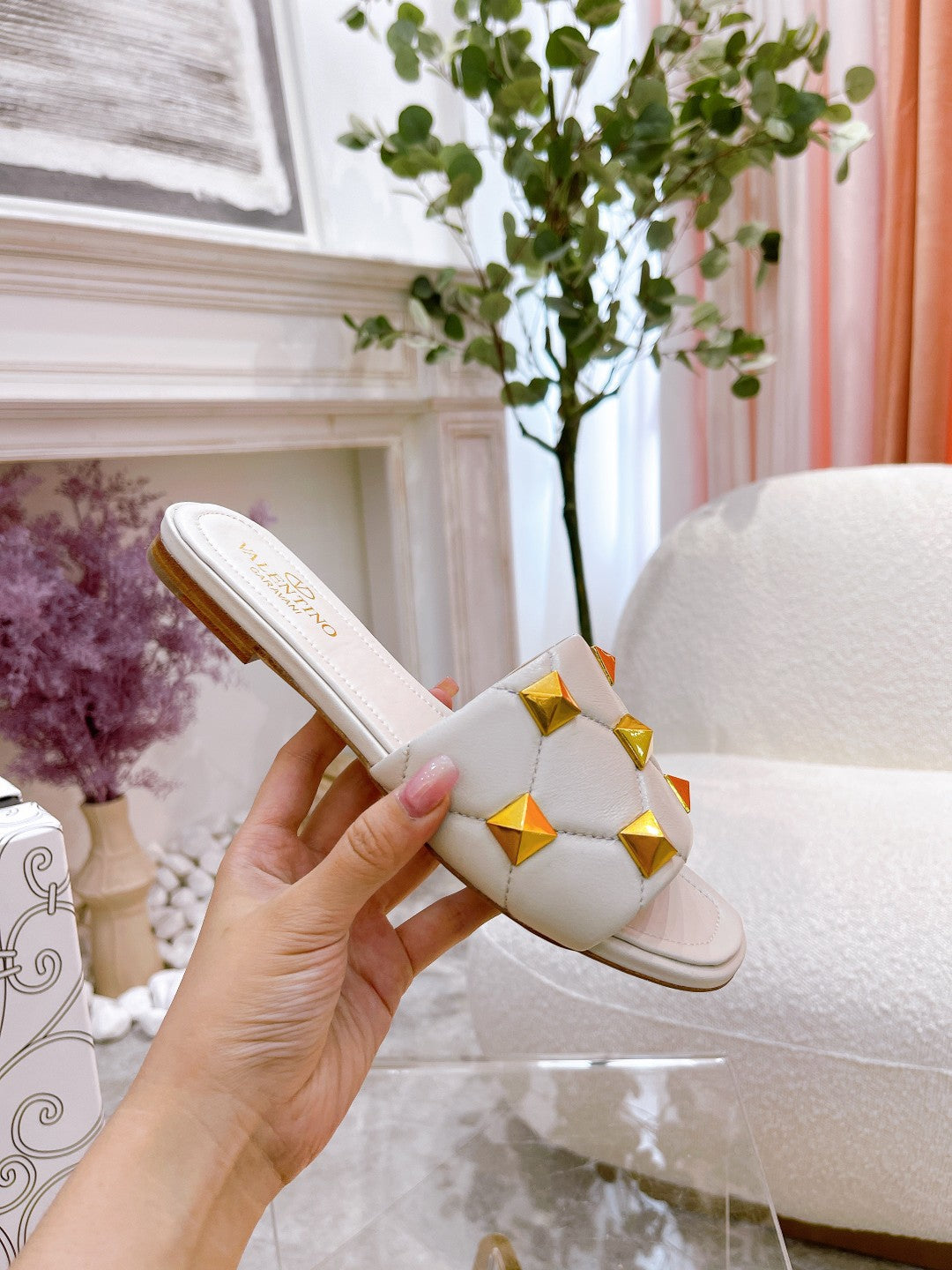 STUD FLAT SLIDE IN WHITE LAMBSKIN