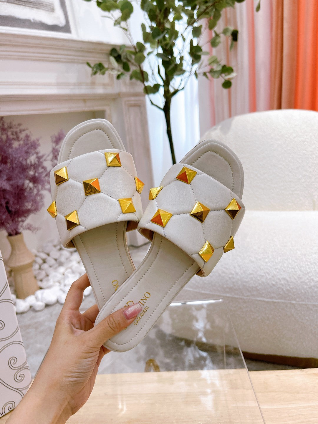 STUD FLAT SLIDE IN WHITE LAMBSKIN