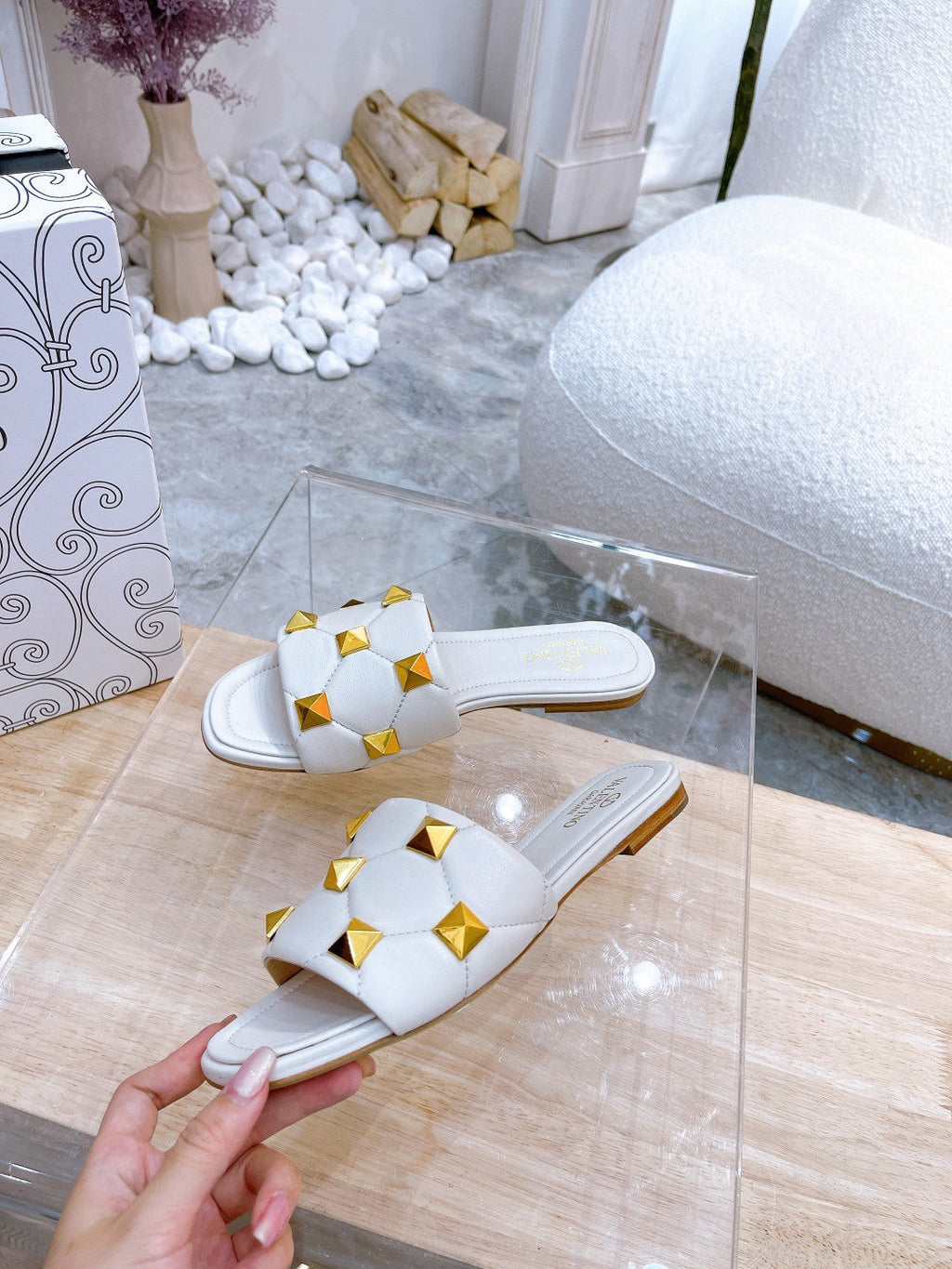 STUD FLAT SLIDE IN WHITE LAMBSKIN