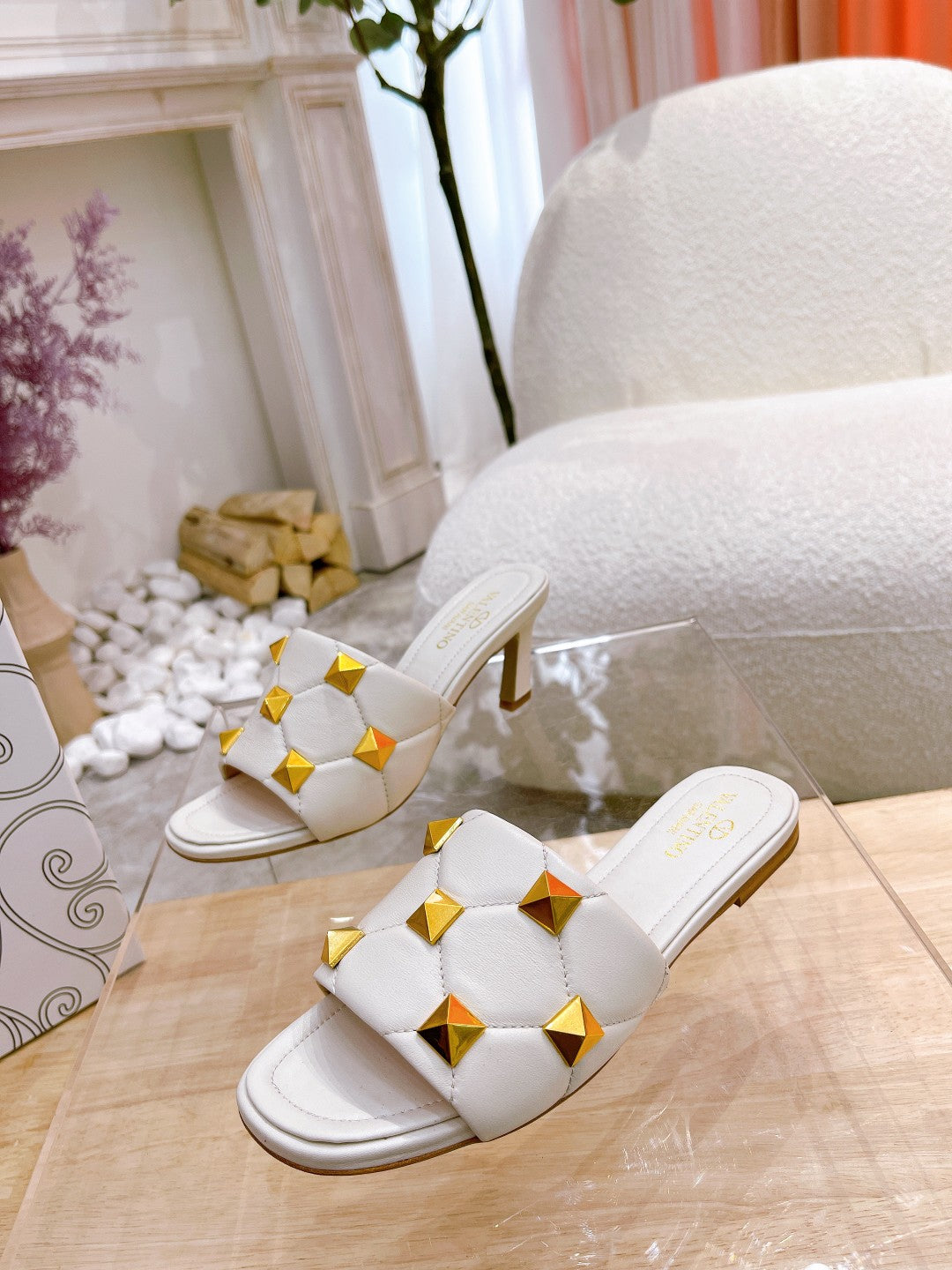 STUD FLAT SLIDE IN WHITE LAMBSKIN