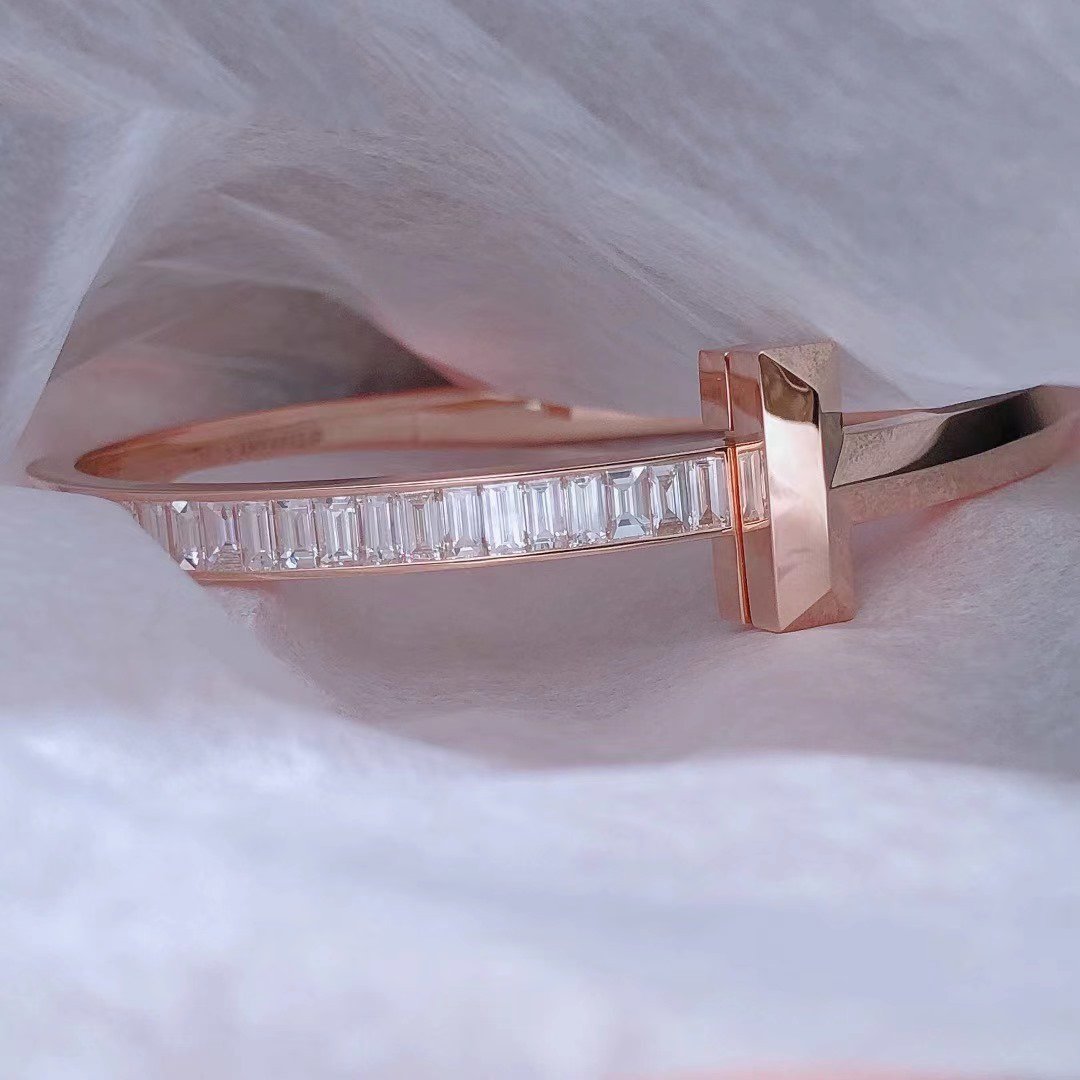 WIDE HINGED BANGLE PINK GOLD WITH BAGUETTE DIAMONDS